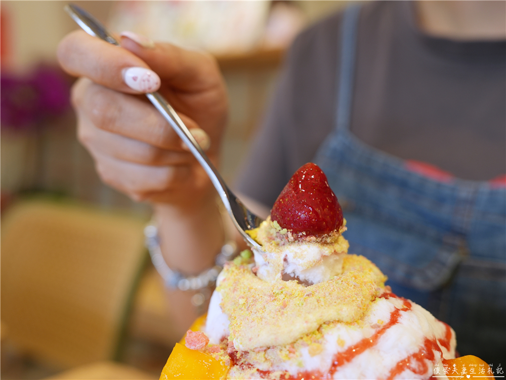 【苗栗竹南。美食】『QQ田甜品工坊-竹南延平店』幸福感爆澎！配色超夢幻的甜蜜雪花冰~ @傻蛋夫妻生活札記