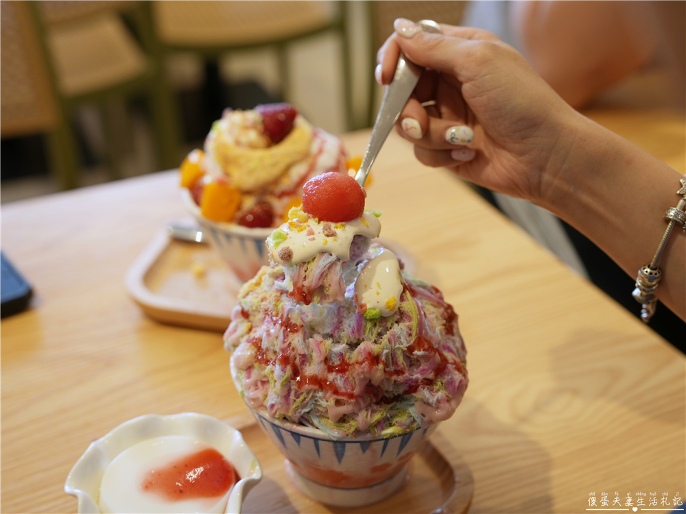 【苗栗竹南。美食】『QQ田甜品工坊-竹南延平店』幸福感爆澎！配色超夢幻的甜蜜雪花冰~ @傻蛋夫妻生活札記