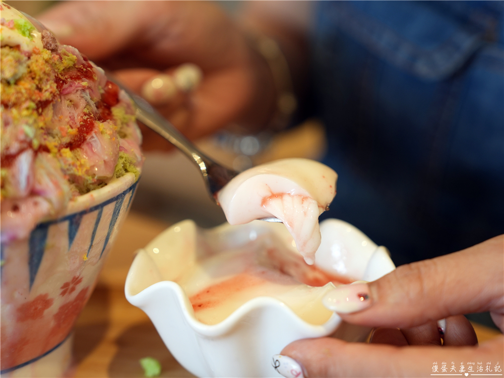 【苗栗竹南。美食】『QQ田甜品工坊-竹南延平店』幸福感爆澎！配色超夢幻的甜蜜雪花冰~ @傻蛋夫妻生活札記