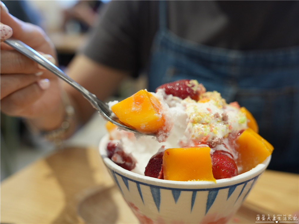 【苗栗竹南。美食】『QQ田甜品工坊-竹南延平店』幸福感爆澎！配色超夢幻的甜蜜雪花冰~ @傻蛋夫妻生活札記