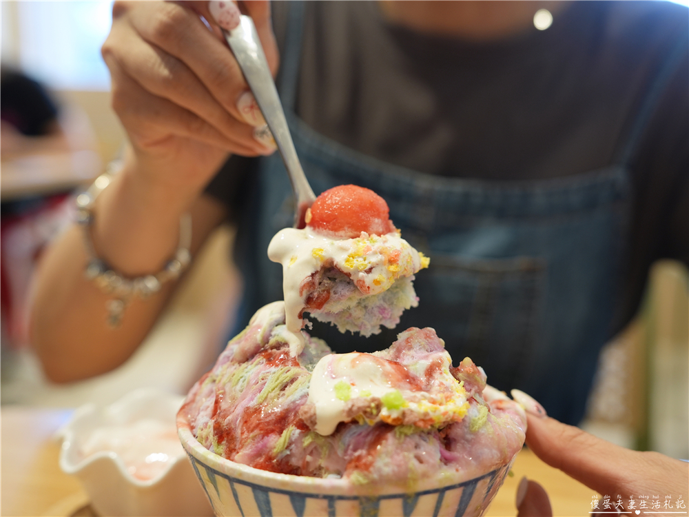 【苗栗竹南。美食】『QQ田甜品工坊-竹南延平店』幸福感爆澎！配色超夢幻的甜蜜雪花冰~ @傻蛋夫妻生活札記