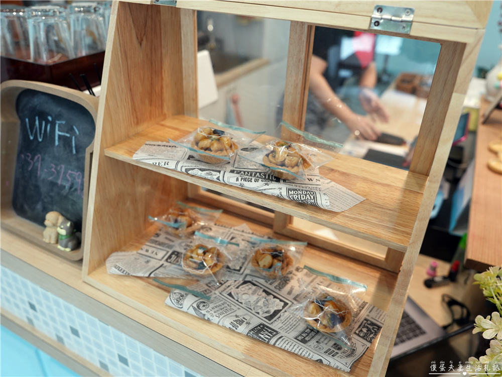 【苗栗市。美食】『樸樂咖啡-苗栗文華店』超猛早午餐爆擊！多汁狂流烤半雞、澎湃到炸菠蘿堡，超有料餐盤一次滿足~~ @傻蛋夫妻生活札記