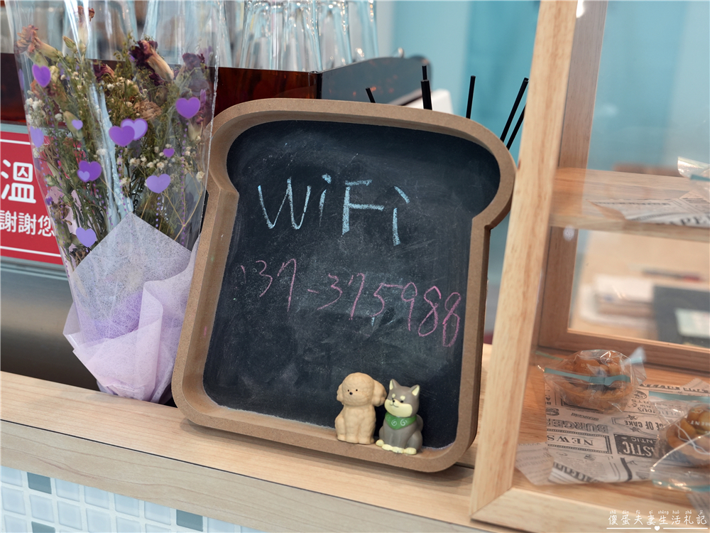 【苗栗市。美食】『樸樂咖啡-苗栗文華店』超猛早午餐爆擊！多汁狂流烤半雞、澎湃到炸菠蘿堡，超有料餐盤一次滿足~~ @傻蛋夫妻生活札記