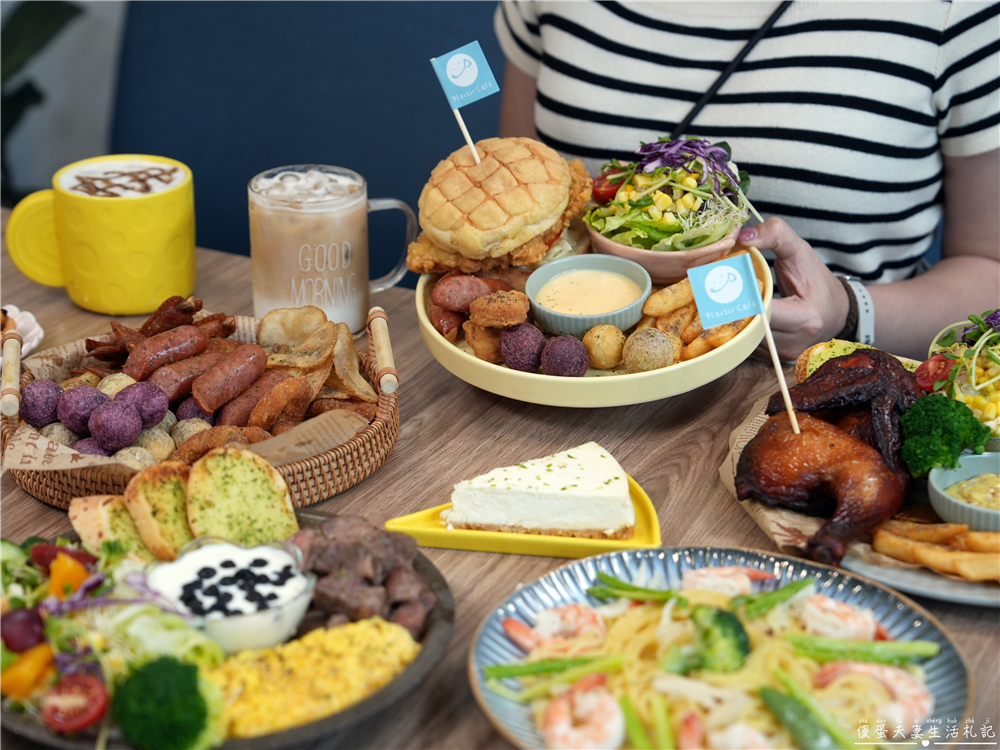 【苗栗市。美食】『樸樂咖啡-苗栗文華店』超猛早午餐爆擊！多汁狂流烤半雞、澎湃到炸菠蘿堡，超有料餐盤一次滿足~~ @傻蛋夫妻生活札記