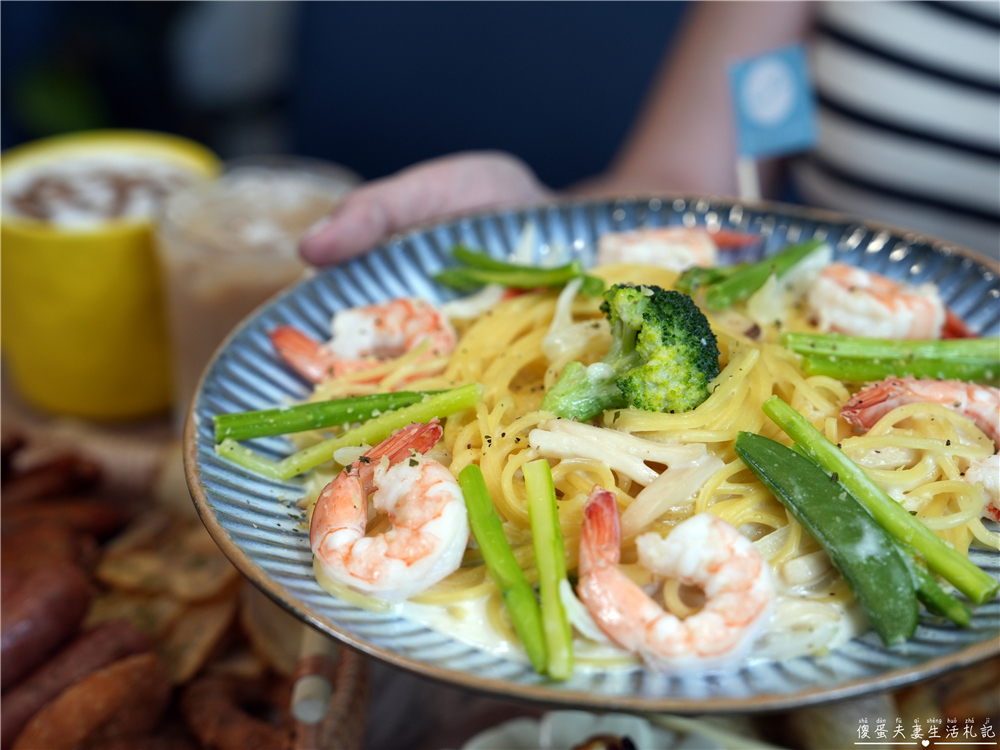 【苗栗市。美食】『樸樂咖啡-苗栗文華店』超猛早午餐爆擊！多汁狂流烤半雞、澎湃到炸菠蘿堡，超有料餐盤一次滿足~~ @傻蛋夫妻生活札記