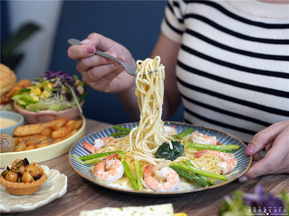 【苗栗市。美食】『樸樂咖啡-苗栗文華店』超猛早午餐爆擊！多汁狂流烤半雞、澎湃到炸菠蘿堡，超有料餐盤一次滿足~~ @傻蛋夫妻生活札記