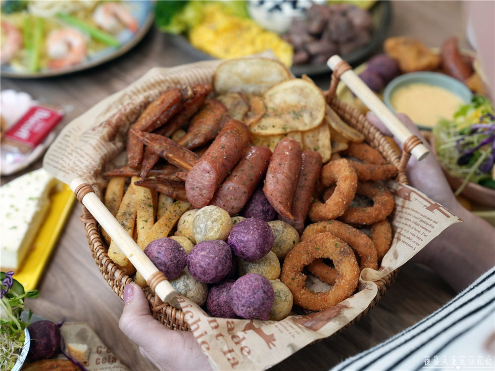 【苗栗市。美食】『樸樂咖啡-苗栗文華店』超猛早午餐爆擊！多汁狂流烤半雞、澎湃到炸菠蘿堡，超有料餐盤一次滿足~~ @傻蛋夫妻生活札記