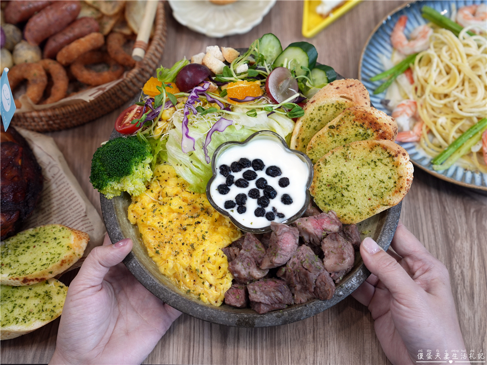 【苗栗市。美食】『樸樂咖啡-苗栗文華店』超猛早午餐爆擊！多汁狂流烤半雞、澎湃到炸菠蘿堡，超有料餐盤一次滿足~~ @傻蛋夫妻生活札記