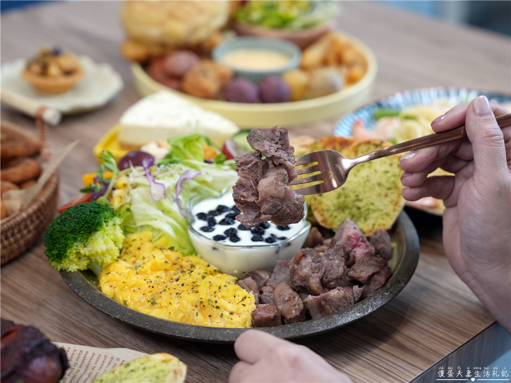 【苗栗市。美食】『樸樂咖啡-苗栗文華店』超猛早午餐爆擊！多汁狂流烤半雞、澎湃到炸菠蘿堡，超有料餐盤一次滿足~~ @傻蛋夫妻生活札記