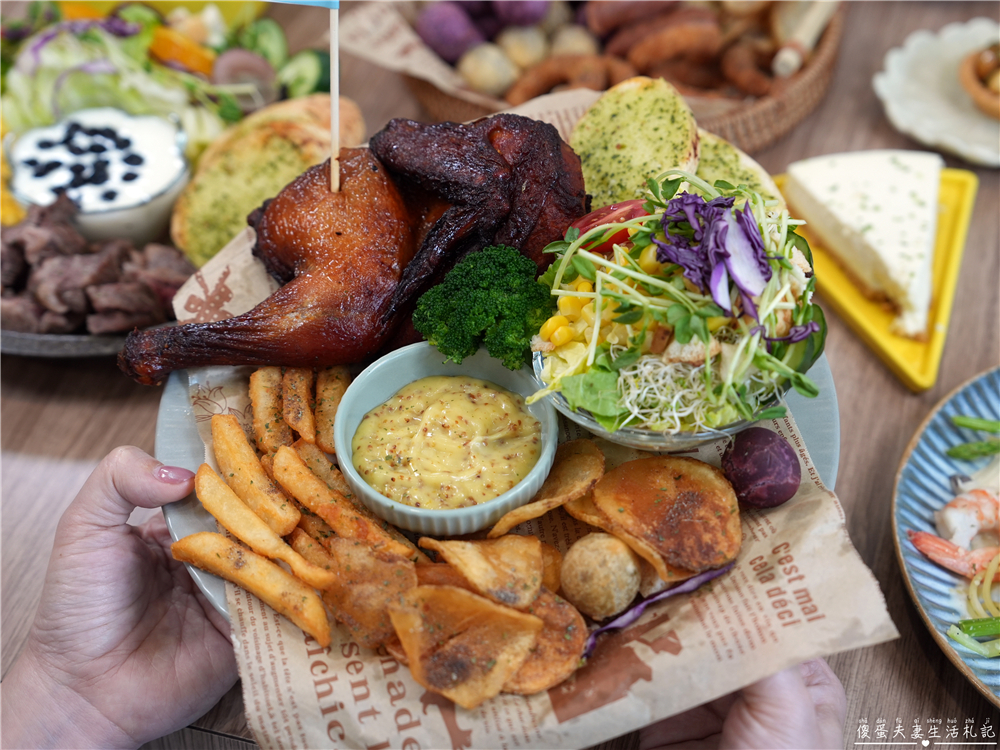 【苗栗市。美食】『樸樂咖啡-苗栗文華店』超猛早午餐爆擊！多汁狂流烤半雞、澎湃到炸菠蘿堡，超有料餐盤一次滿足~~ @傻蛋夫妻生活札記