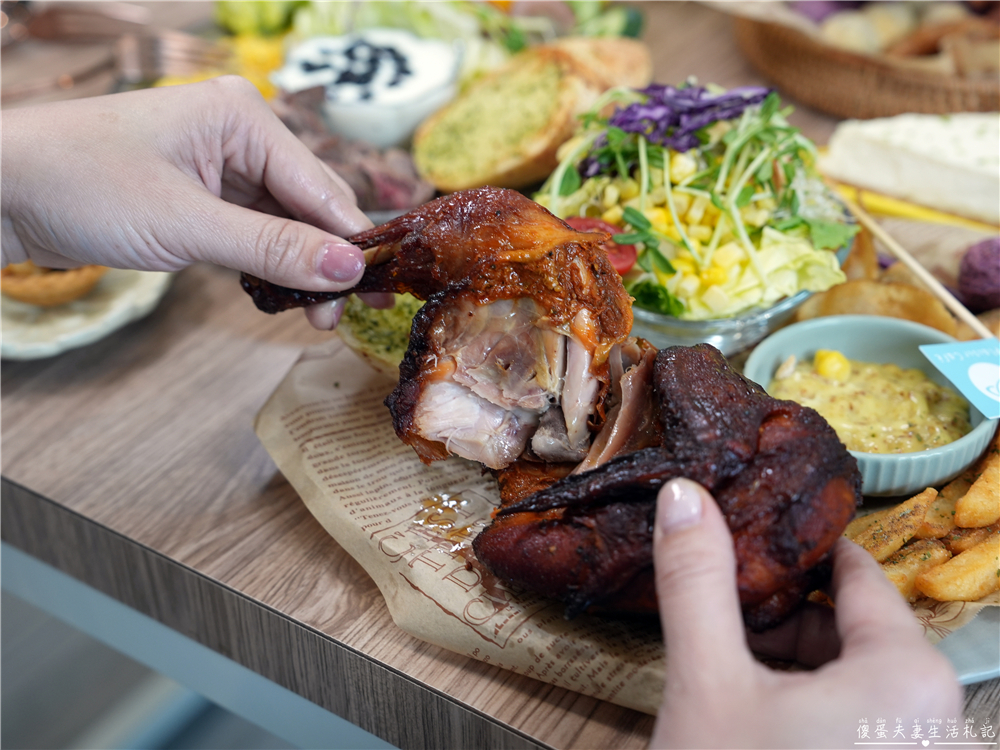 【苗栗市。美食】『樸樂咖啡-苗栗文華店』超猛早午餐爆擊！多汁狂流烤半雞、澎湃到炸菠蘿堡，超有料餐盤一次滿足~~ @傻蛋夫妻生活札記