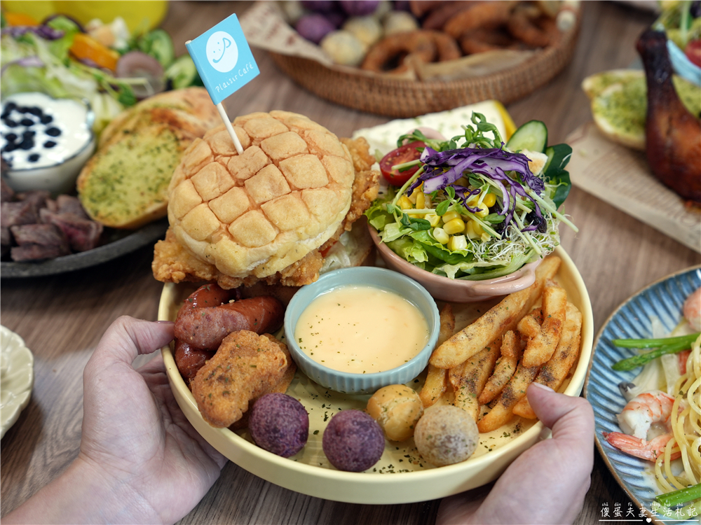 【苗栗市。美食】『樸樂咖啡-苗栗文華店』超猛早午餐爆擊！多汁狂流烤半雞、澎湃到炸菠蘿堡，超有料餐盤一次滿足~~ @傻蛋夫妻生活札記
