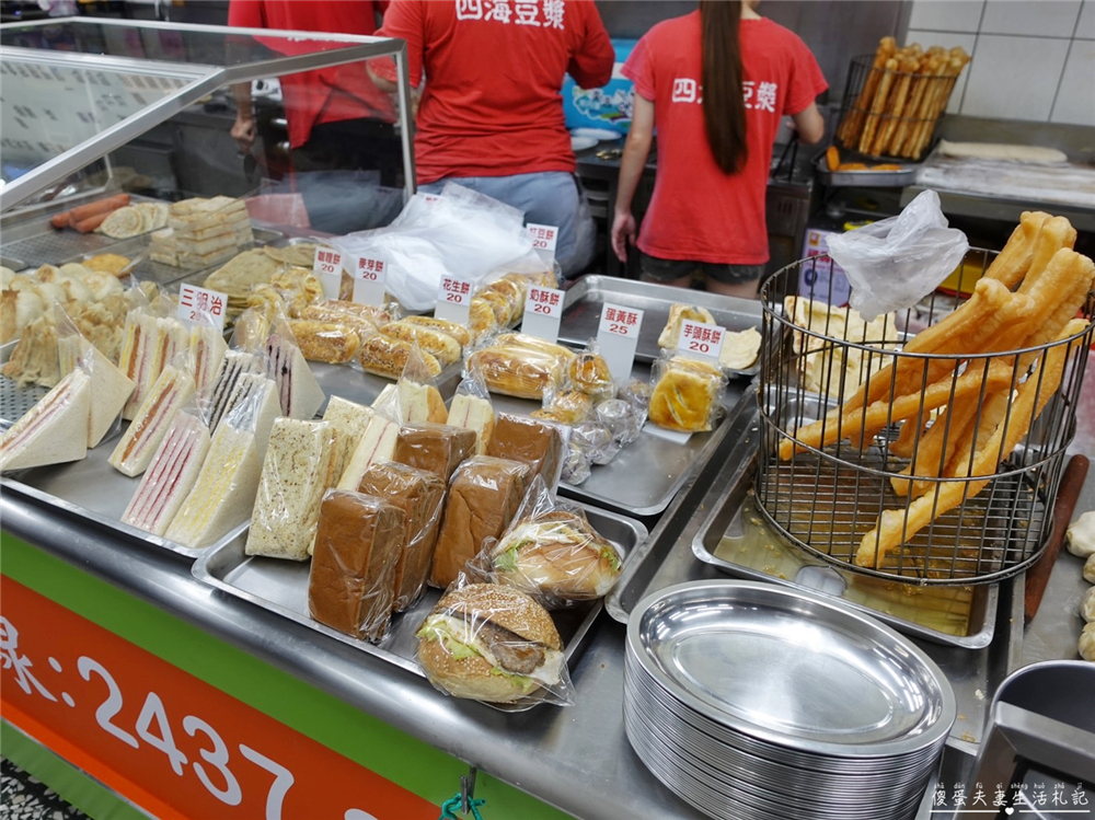 【台中北屯美食】『永和四海豆漿大王-東山店』早餐、宵夜就決定是你了！狂推超好吃豬排生菜蛋燒餅！ @傻蛋夫妻生活札記