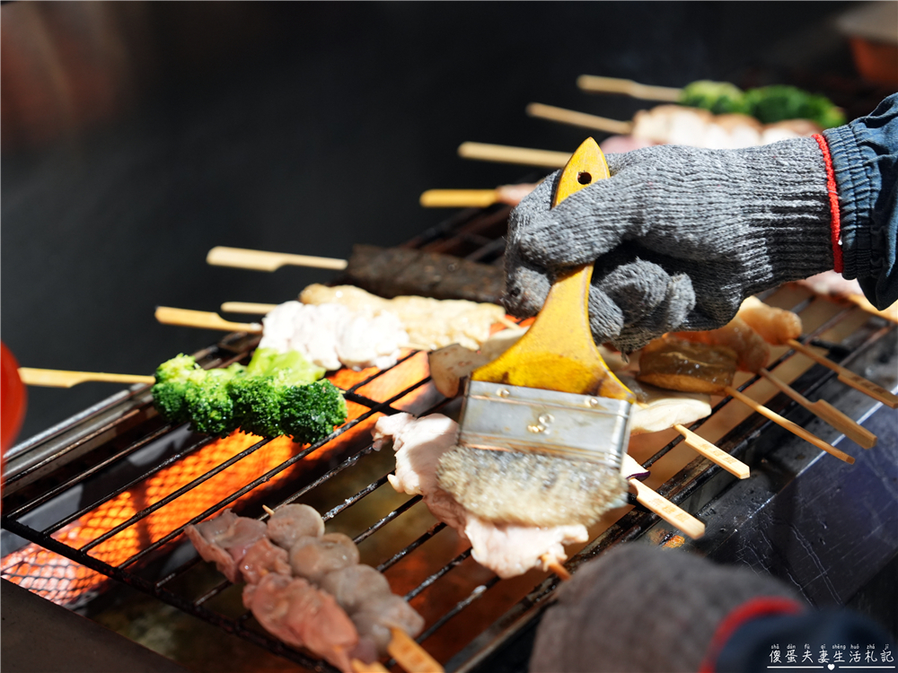 【台中西屯。美食】『焦糖楓串燒-逢甲直營店』逢甲超人氣串燒！20元起平價爽吃，烤麻糬絕對必點！ @傻蛋夫妻生活札記