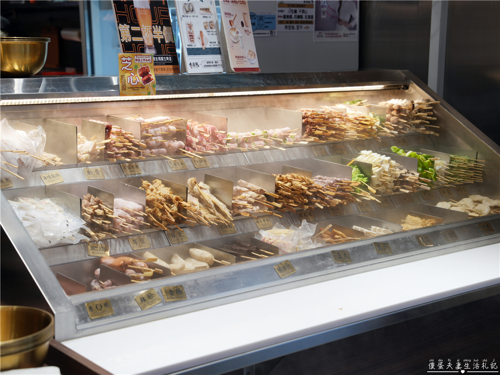 【台中西屯。美食】『焦糖楓串燒-逢甲直營店』逢甲超人氣串燒！20元起平價爽吃，烤麻糬絕對必點！ @傻蛋夫妻生活札記