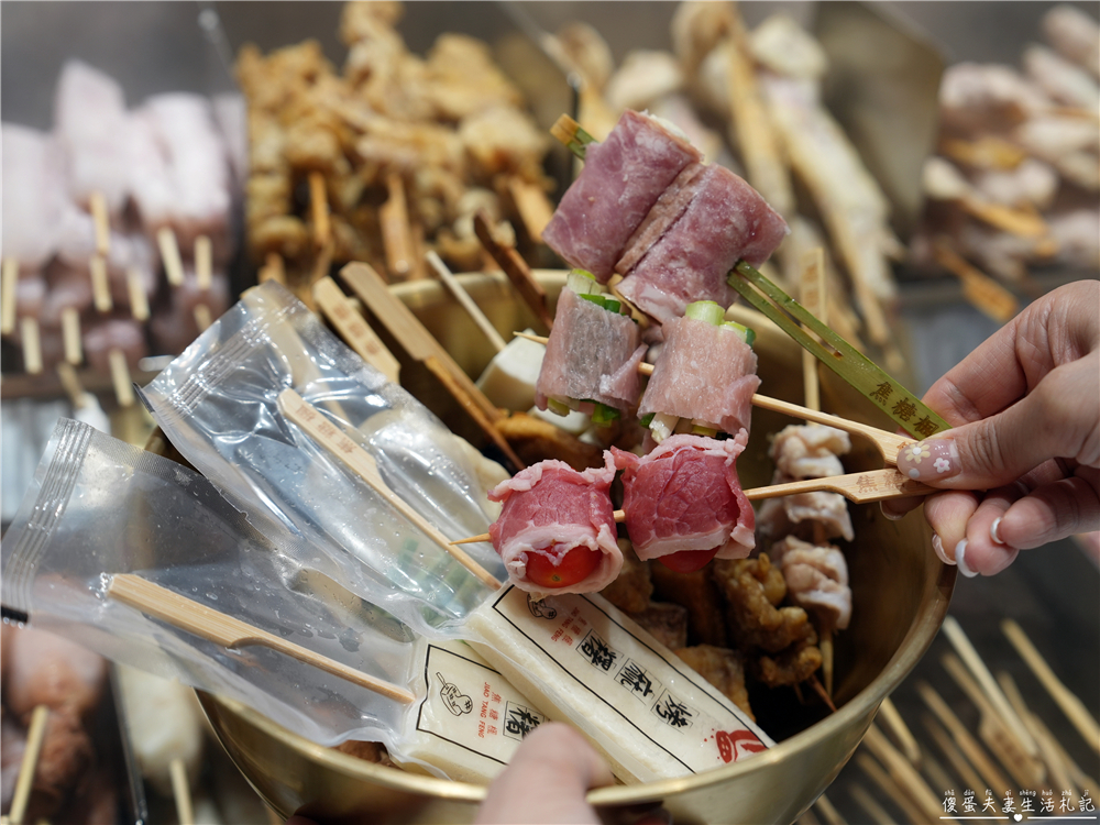 【台中西屯。美食】『焦糖楓串燒-逢甲直營店』逢甲超人氣串燒！20元起平價爽吃，烤麻糬絕對必點！ @傻蛋夫妻生活札記