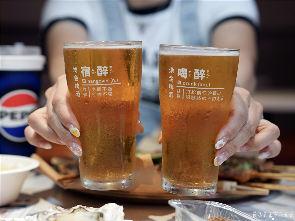 【台中西屯。美食】『焦糖楓串燒-逢甲直營店』逢甲超人氣串燒！20元起平價爽吃，烤麻糬絕對必點！ @傻蛋夫妻生活札記