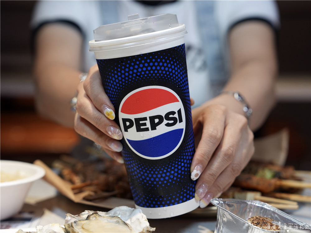 【台中西屯。美食】『焦糖楓串燒-逢甲直營店』逢甲超人氣串燒！20元起平價爽吃，烤麻糬絕對必點！ @傻蛋夫妻生活札記