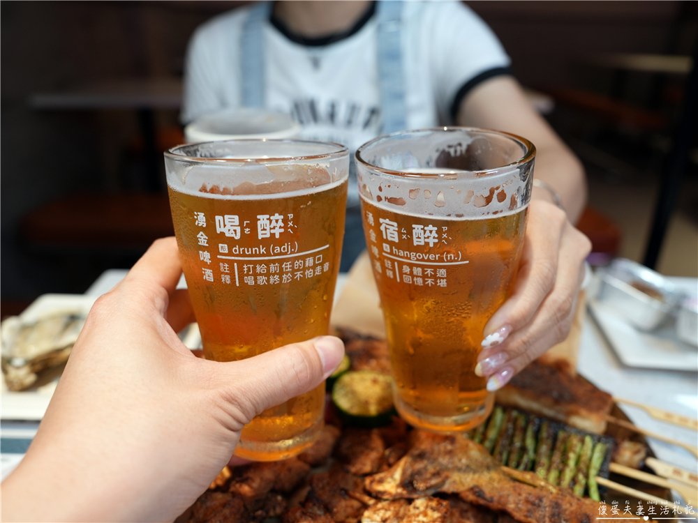 【台中西屯。美食】『焦糖楓串燒-逢甲直營店』逢甲超人氣串燒！20元起平價爽吃，烤麻糬絕對必點！ @傻蛋夫妻生活札記