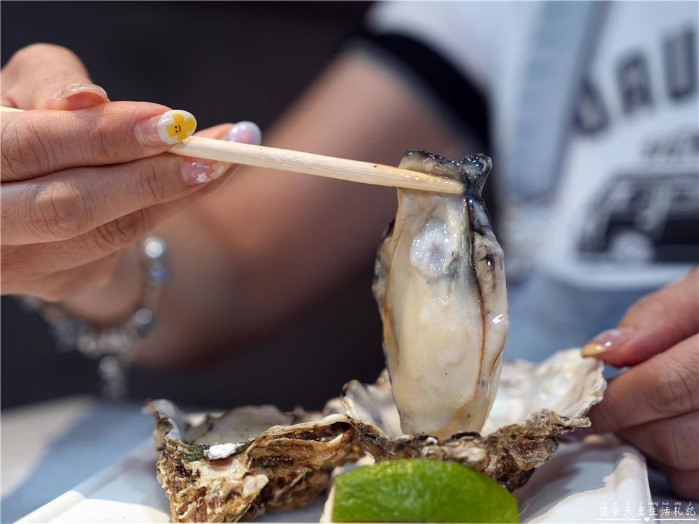 【台中西屯。美食】『焦糖楓串燒-逢甲直營店』逢甲超人氣串燒！20元起平價爽吃，烤麻糬絕對必點！ @傻蛋夫妻生活札記