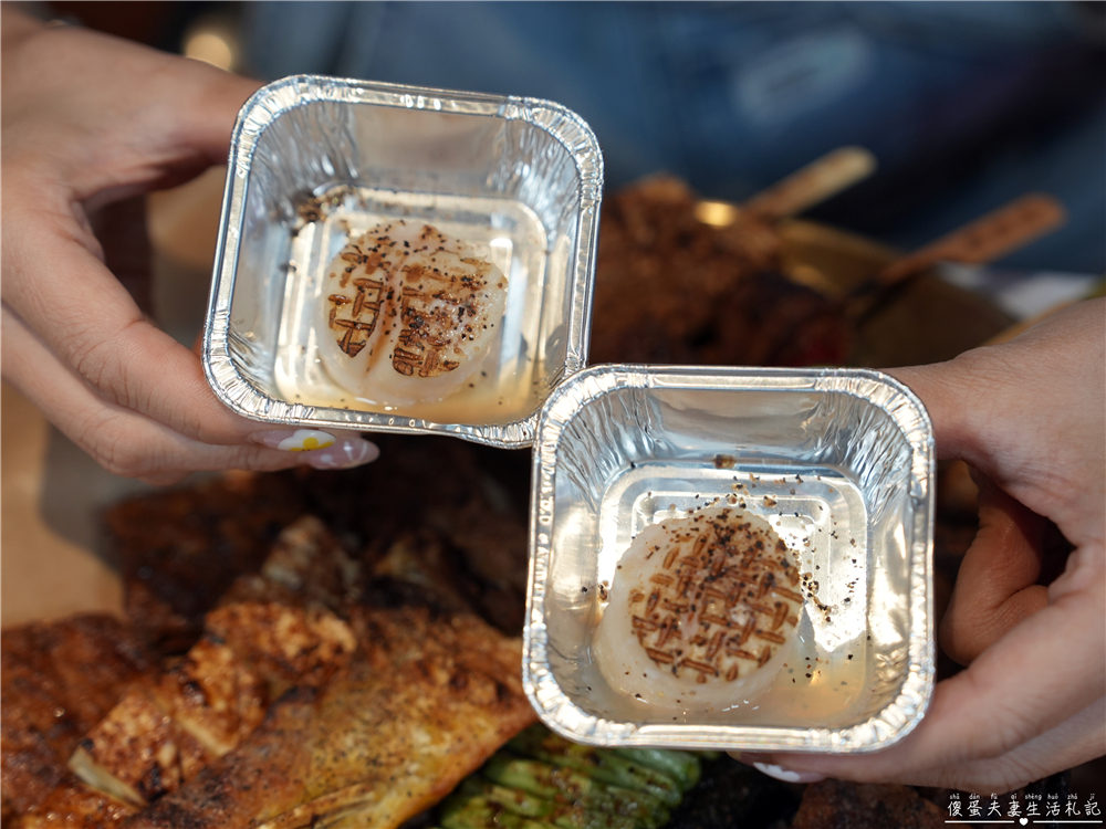 【台中西屯。美食】『焦糖楓串燒-逢甲直營店』逢甲超人氣串燒！20元起平價爽吃，烤麻糬絕對必點！ @傻蛋夫妻生活札記