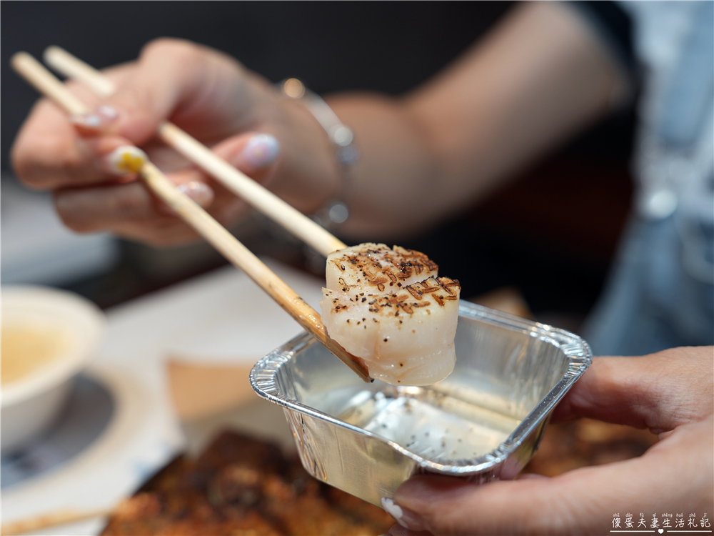 【台中西屯。美食】『焦糖楓串燒-逢甲直營店』逢甲超人氣串燒！20元起平價爽吃，烤麻糬絕對必點！ @傻蛋夫妻生活札記