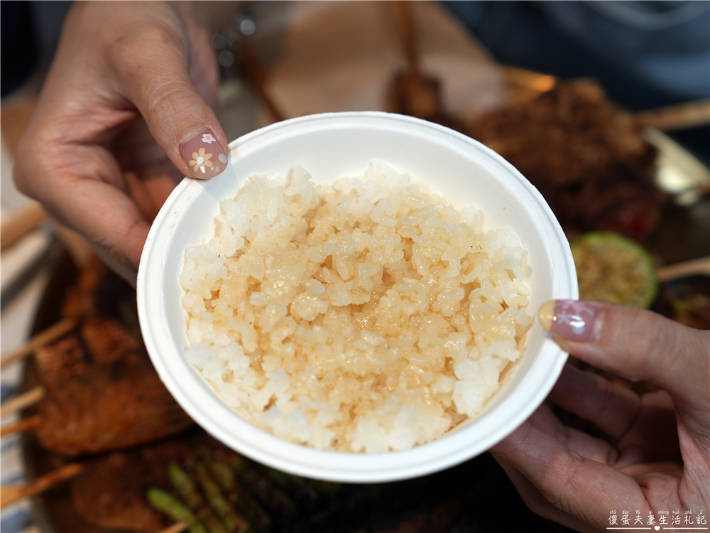 【台中西屯。美食】『焦糖楓串燒-逢甲直營店』逢甲超人氣串燒！20元起平價爽吃，烤麻糬絕對必點！ @傻蛋夫妻生活札記