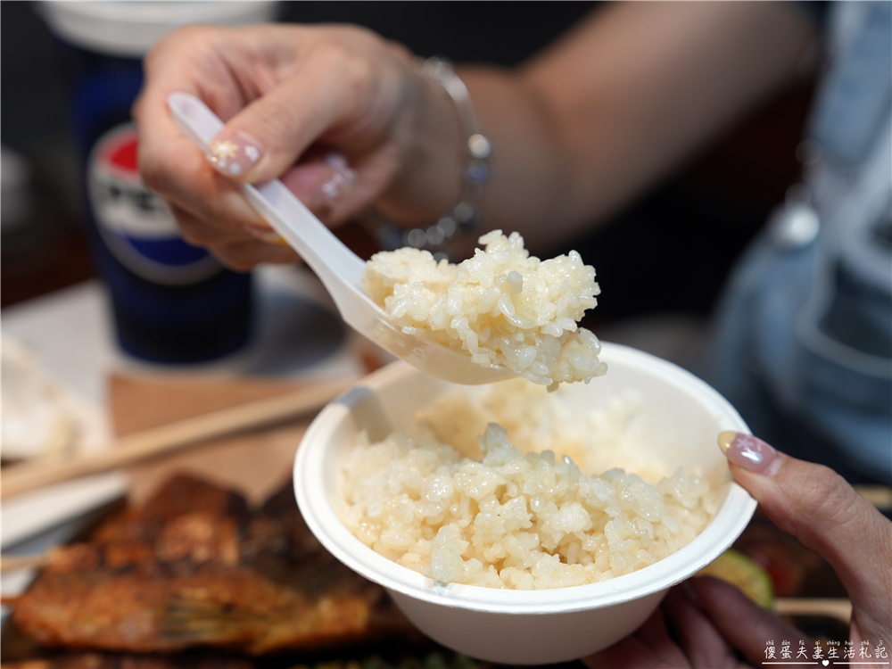 【台中西屯。美食】『焦糖楓串燒-逢甲直營店』逢甲超人氣串燒！20元起平價爽吃，烤麻糬絕對必點！ @傻蛋夫妻生活札記