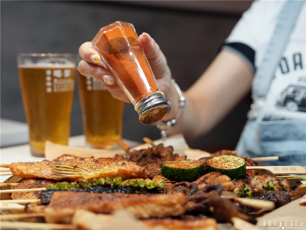 【台中西屯。美食】『焦糖楓串燒-逢甲直營店』逢甲超人氣串燒！20元起平價爽吃，烤麻糬絕對必點！ @傻蛋夫妻生活札記