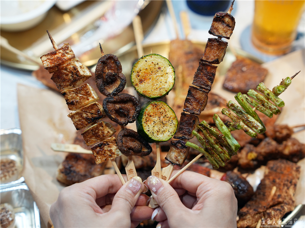 【台中西屯。美食】『焦糖楓串燒-逢甲直營店』逢甲超人氣串燒！20元起平價爽吃，烤麻糬絕對必點！ @傻蛋夫妻生活札記