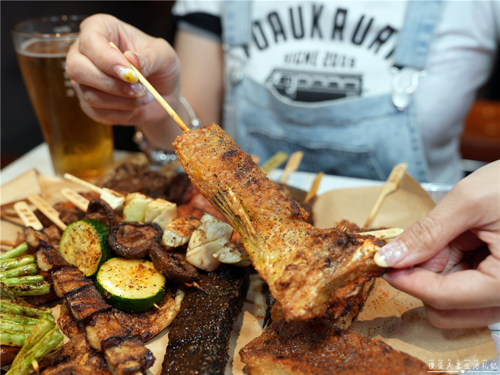 【台中西屯。美食】『焦糖楓串燒-逢甲直營店』逢甲超人氣串燒！20元起平價爽吃，烤麻糬絕對必點！ @傻蛋夫妻生活札記