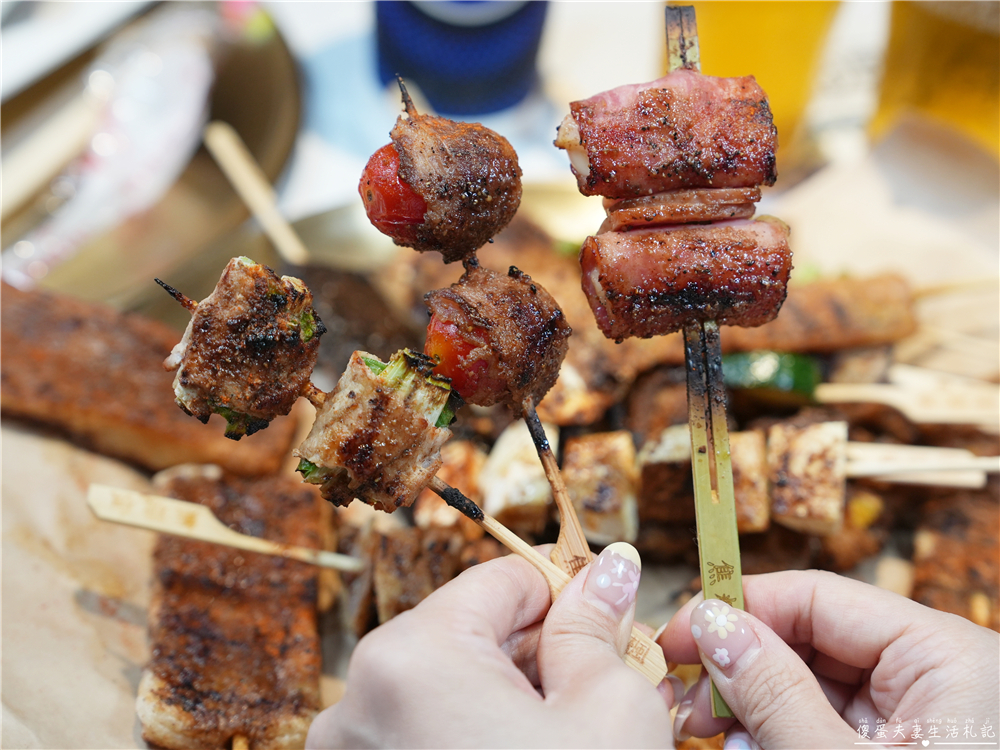 【台中西屯。美食】『焦糖楓串燒-逢甲直營店』逢甲超人氣串燒！20元起平價爽吃，烤麻糬絕對必點！ @傻蛋夫妻生活札記