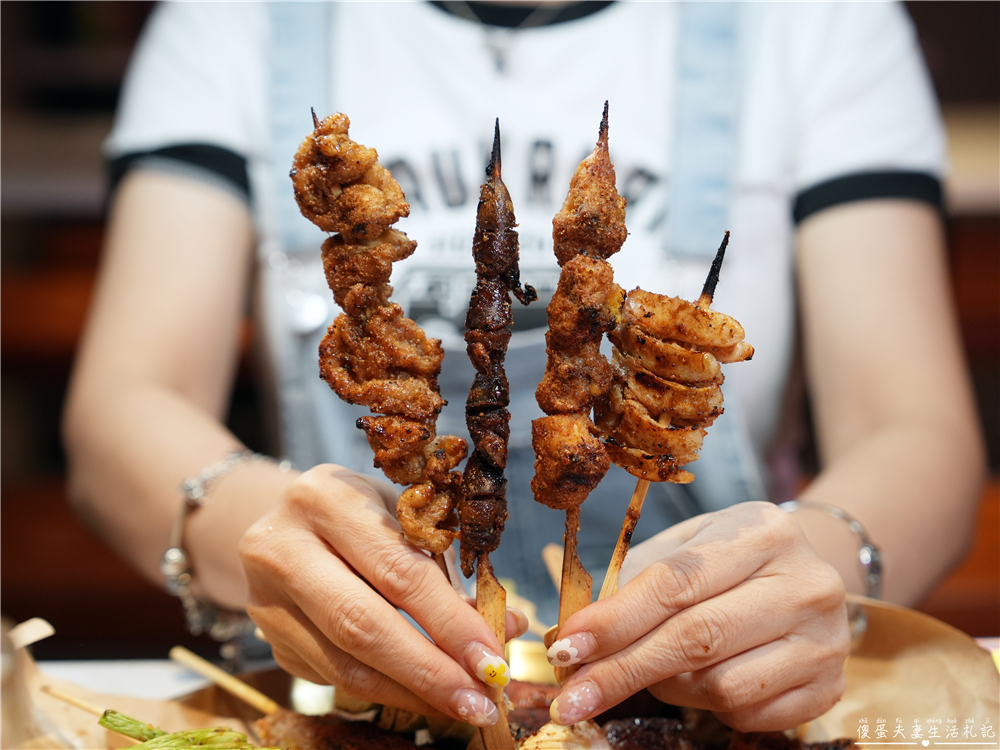 【台中西屯。美食】『焦糖楓串燒-逢甲直營店』逢甲超人氣串燒！20元起平價爽吃，烤麻糬絕對必點！ @傻蛋夫妻生活札記