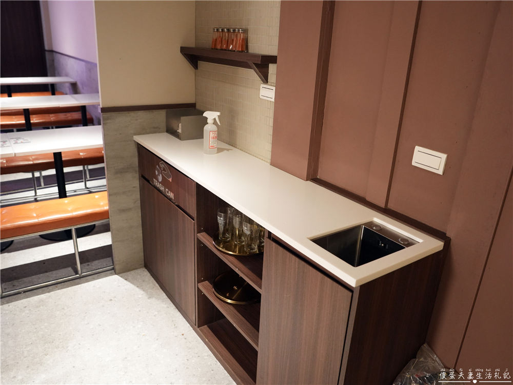 【台中西屯。美食】『焦糖楓串燒-逢甲直營店』逢甲超人氣串燒！20元起平價爽吃，烤麻糬絕對必點！ @傻蛋夫妻生活札記