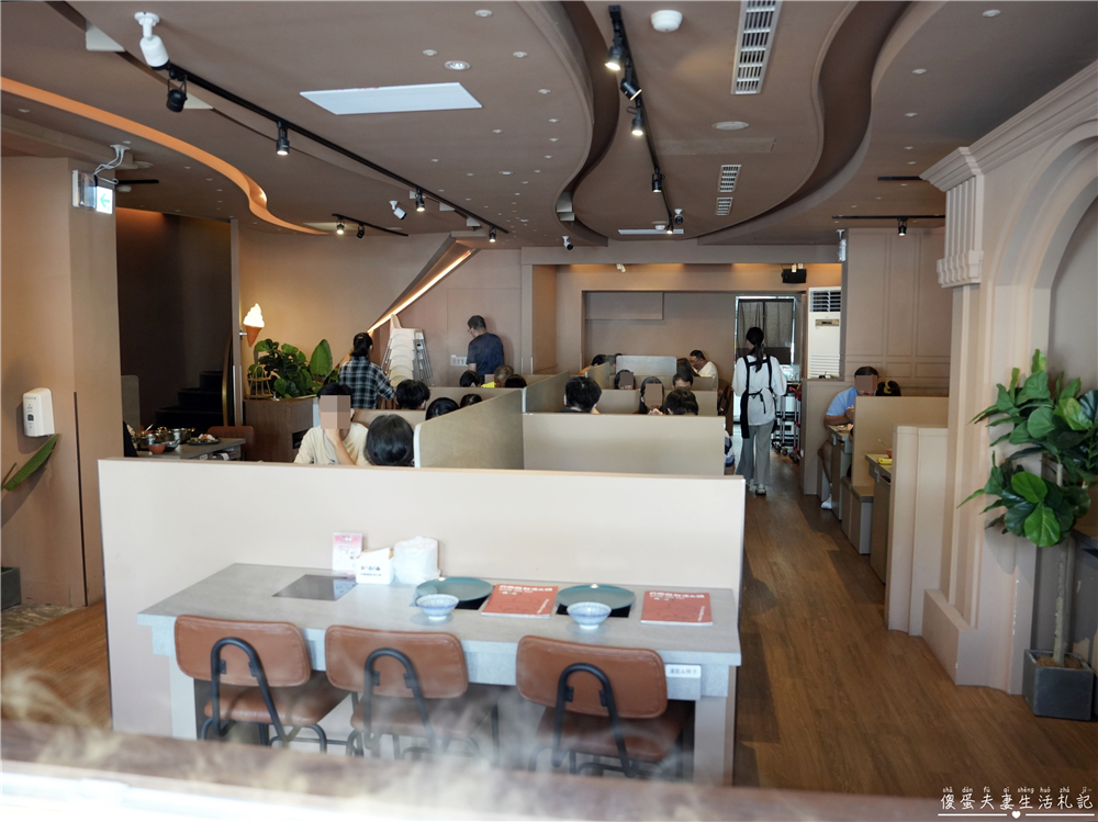 【台中西區。美食】『月團圓雞湯火鍋-台中美術園道店』個人鴛鴦火鍋爽爽吃，還有超豐盛自助吧無限吃到飽！台中寵物友善、包廂餐廳！ @傻蛋夫妻生活札記