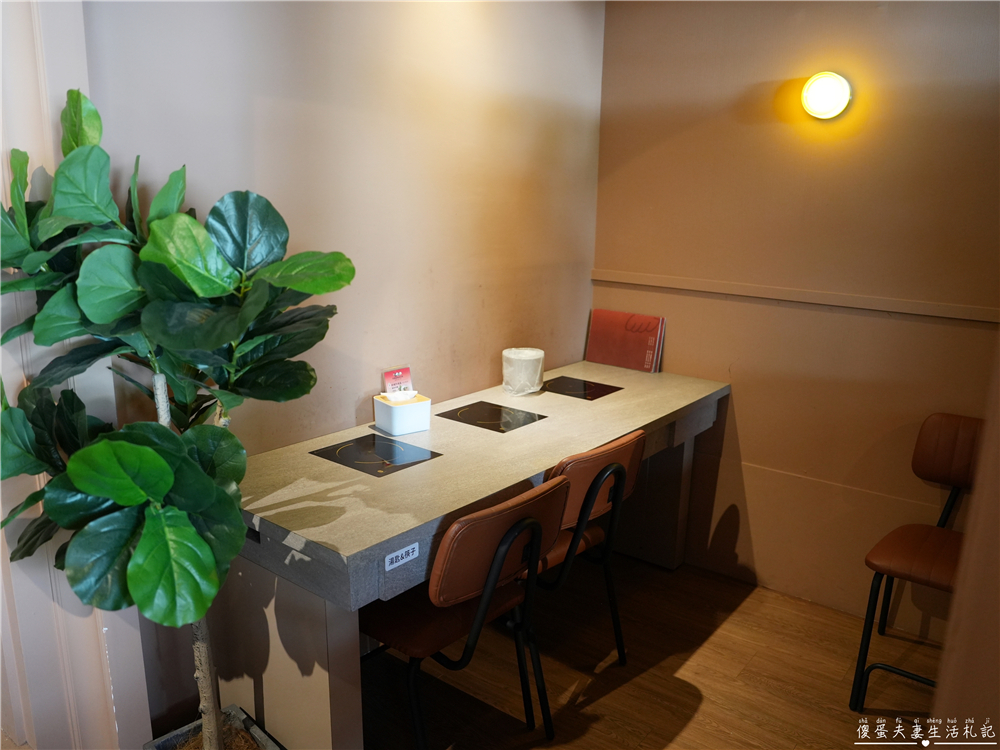 【台中西區。美食】『月團圓雞湯火鍋-台中美術園道店』個人鴛鴦火鍋爽爽吃，還有超豐盛自助吧無限吃到飽！台中寵物友善、包廂餐廳！ @傻蛋夫妻生活札記