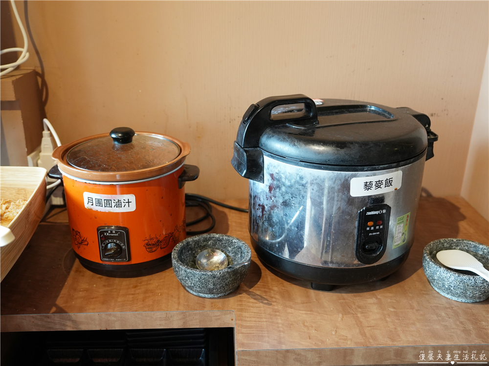 【台中西區。美食】『月團圓雞湯火鍋-台中美術園道店』個人鴛鴦火鍋爽爽吃，還有超豐盛自助吧無限吃到飽！台中寵物友善、包廂餐廳！ @傻蛋夫妻生活札記