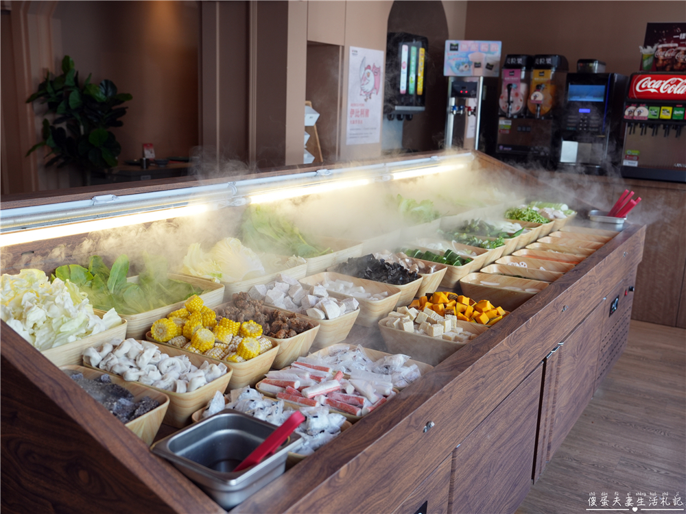 【台中西區。美食】『月團圓雞湯火鍋-台中美術園道店』個人鴛鴦火鍋爽爽吃，還有超豐盛自助吧無限吃到飽！台中寵物友善、包廂餐廳！ @傻蛋夫妻生活札記
