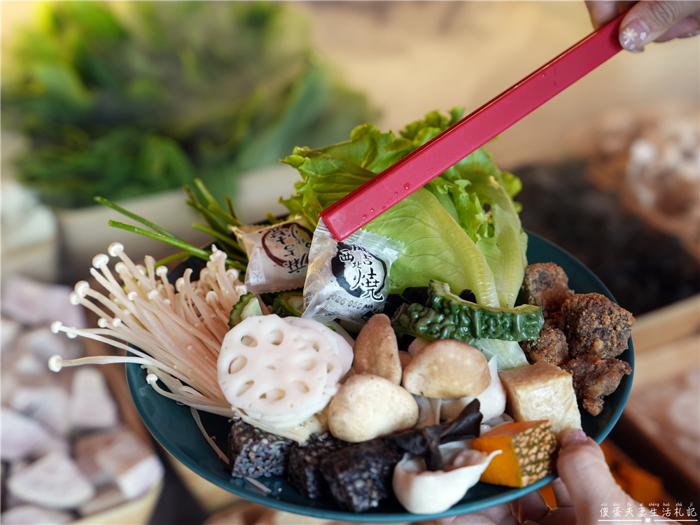 【台中西區。美食】『月團圓雞湯火鍋-台中美術園道店』個人鴛鴦火鍋爽爽吃，還有超豐盛自助吧無限吃到飽！台中寵物友善、包廂餐廳！ @傻蛋夫妻生活札記