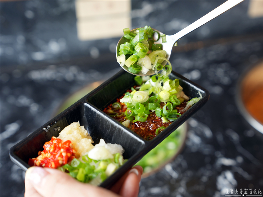 【台中西區。美食】『月團圓雞湯火鍋-台中美術園道店』個人鴛鴦火鍋爽爽吃，還有超豐盛自助吧無限吃到飽！台中寵物友善、包廂餐廳！ @傻蛋夫妻生活札記