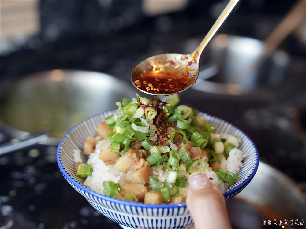 【台中西區。美食】『月團圓雞湯火鍋-台中美術園道店』個人鴛鴦火鍋爽爽吃，還有超豐盛自助吧無限吃到飽！台中寵物友善、包廂餐廳！ @傻蛋夫妻生活札記