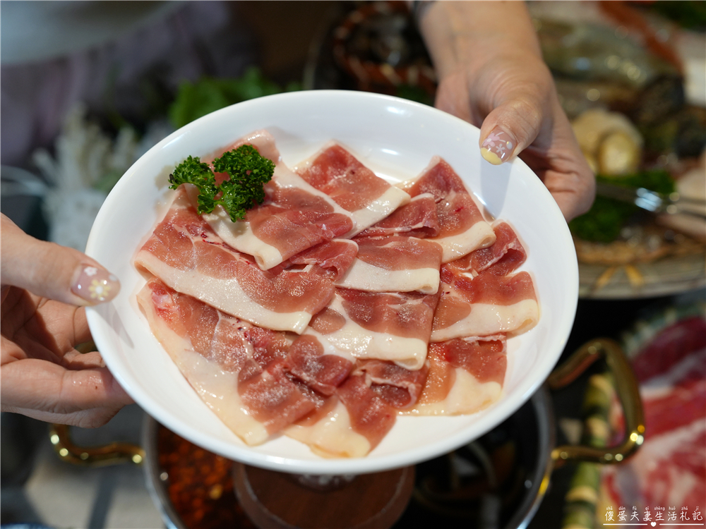 【台中西區。美食】『月團圓雞湯火鍋-台中美術園道店』個人鴛鴦火鍋爽爽吃，還有超豐盛自助吧無限吃到飽！台中寵物友善、包廂餐廳！ @傻蛋夫妻生活札記