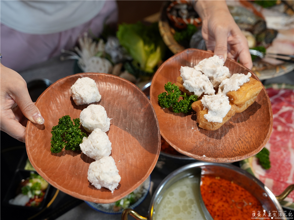 【台中西區。美食】『月團圓雞湯火鍋-台中美術園道店』個人鴛鴦火鍋爽爽吃，還有超豐盛自助吧無限吃到飽！台中寵物友善、包廂餐廳！ @傻蛋夫妻生活札記