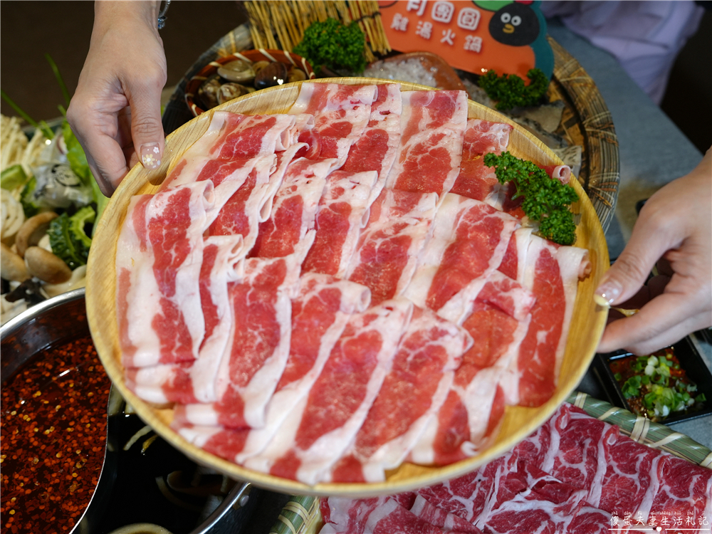 【台中西區。美食】『月團圓雞湯火鍋-台中美術園道店』個人鴛鴦火鍋爽爽吃，還有超豐盛自助吧無限吃到飽！台中寵物友善、包廂餐廳！ @傻蛋夫妻生活札記