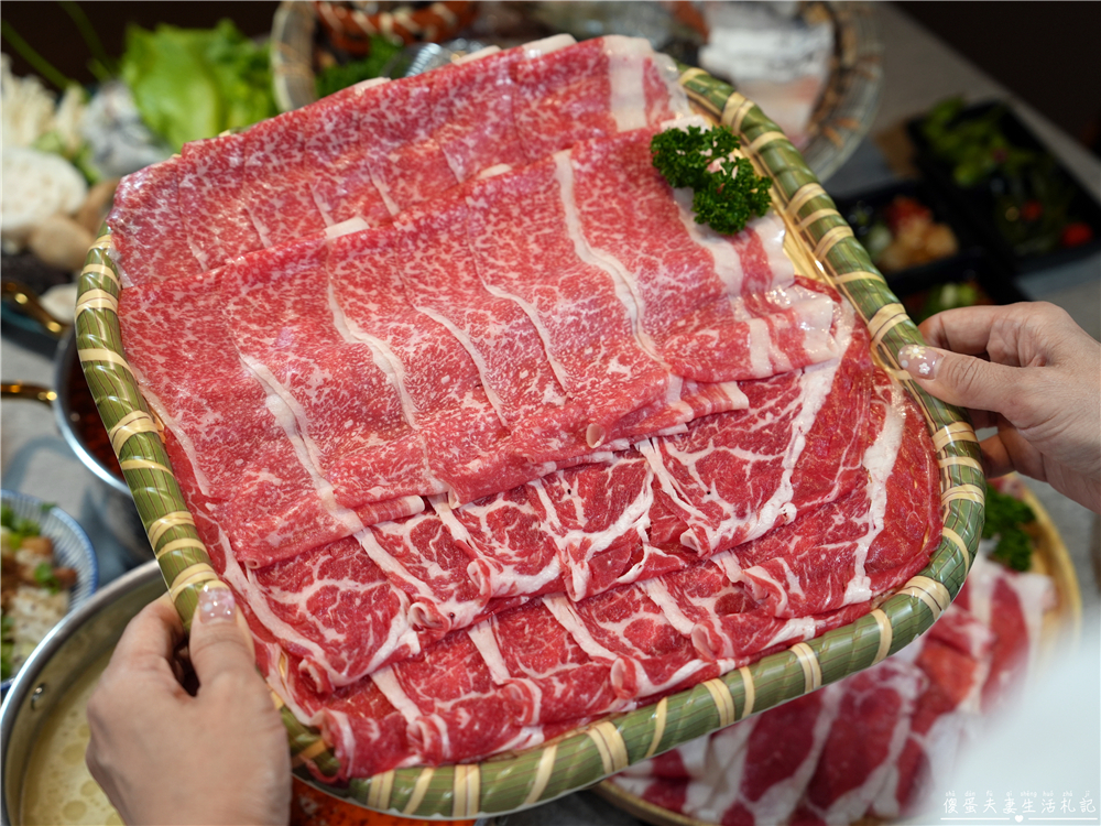 【台中西區。美食】『月團圓雞湯火鍋-台中美術園道店』個人鴛鴦火鍋爽爽吃，還有超豐盛自助吧無限吃到飽！台中寵物友善、包廂餐廳！ @傻蛋夫妻生活札記