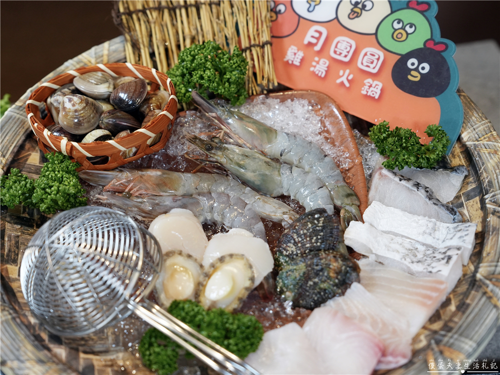 【台中西區。美食】『月團圓雞湯火鍋-台中美術園道店』個人鴛鴦火鍋爽爽吃，還有超豐盛自助吧無限吃到飽！台中寵物友善、包廂餐廳！ @傻蛋夫妻生活札記