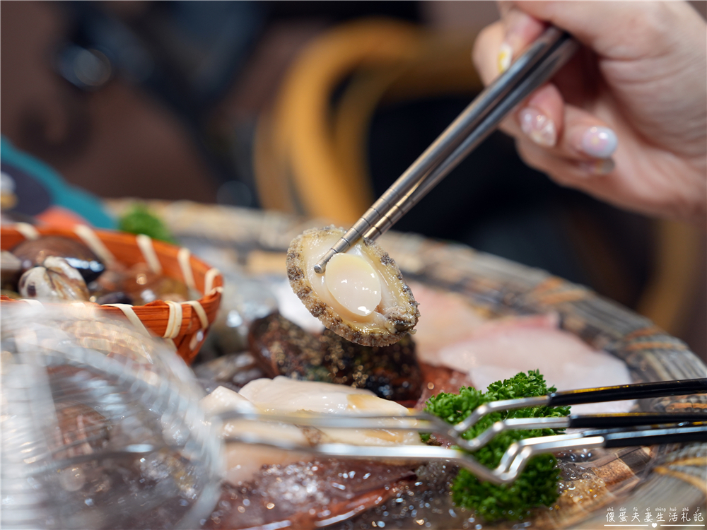 【台中西區。美食】『月團圓雞湯火鍋-台中美術園道店』個人鴛鴦火鍋爽爽吃，還有超豐盛自助吧無限吃到飽！台中寵物友善、包廂餐廳！ @傻蛋夫妻生活札記