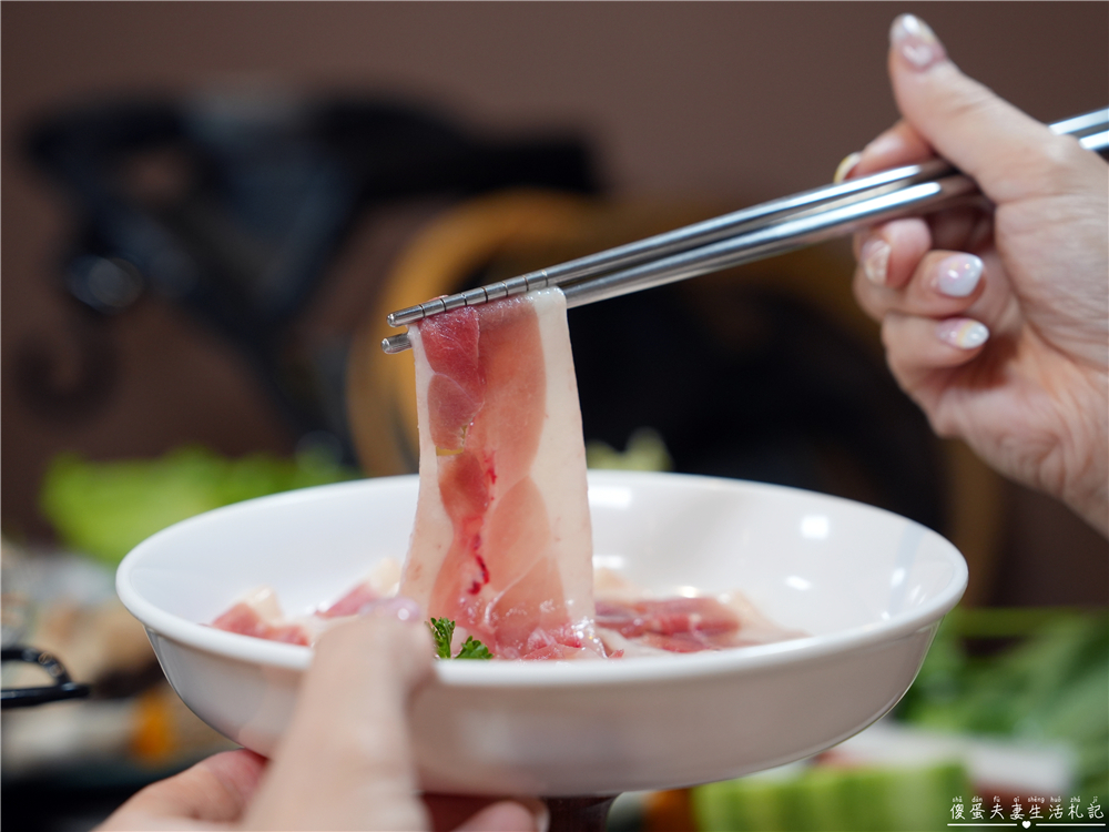 【台中西區。美食】『月團圓雞湯火鍋-台中美術園道店』個人鴛鴦火鍋爽爽吃，還有超豐盛自助吧無限吃到飽！台中寵物友善、包廂餐廳！ @傻蛋夫妻生活札記