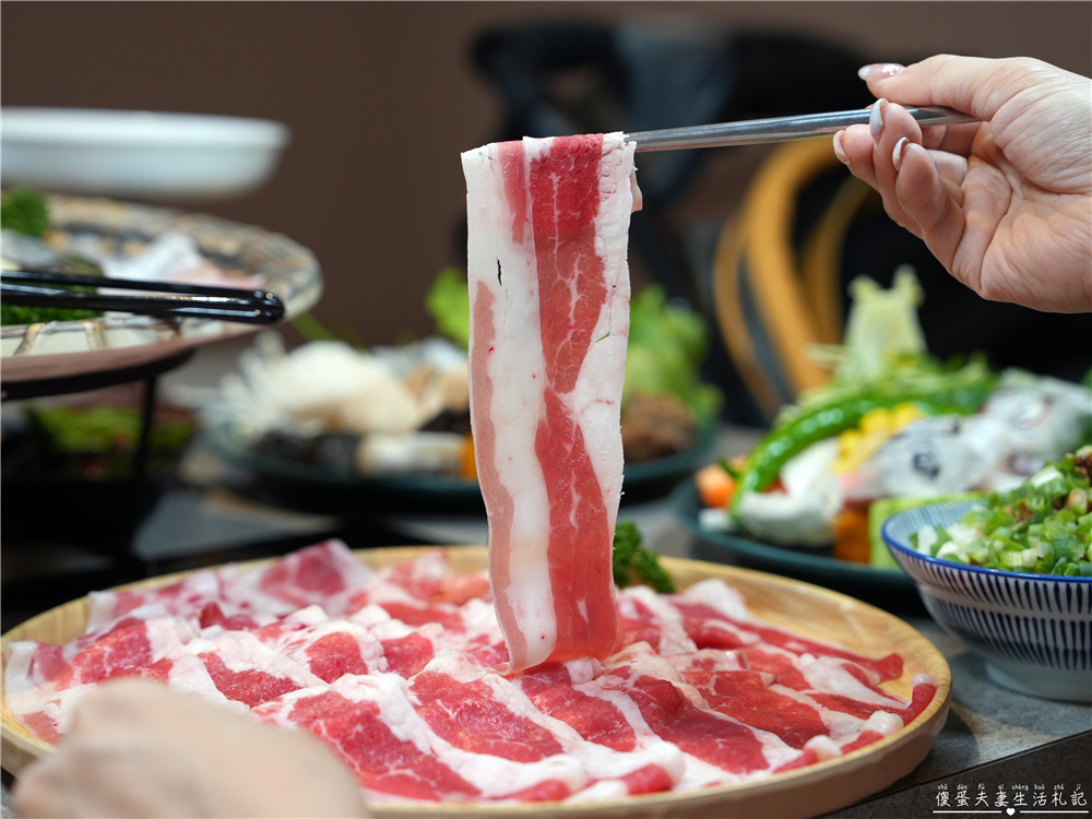 【台中西區。美食】『月團圓雞湯火鍋-台中美術園道店』個人鴛鴦火鍋爽爽吃，還有超豐盛自助吧無限吃到飽！台中寵物友善、包廂餐廳！ @傻蛋夫妻生活札記