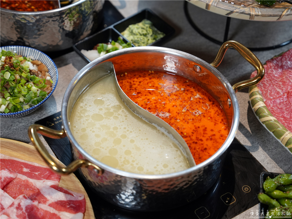【台中西區。美食】『月團圓雞湯火鍋-台中美術園道店』個人鴛鴦火鍋爽爽吃，還有超豐盛自助吧無限吃到飽！台中寵物友善、包廂餐廳！ @傻蛋夫妻生活札記
